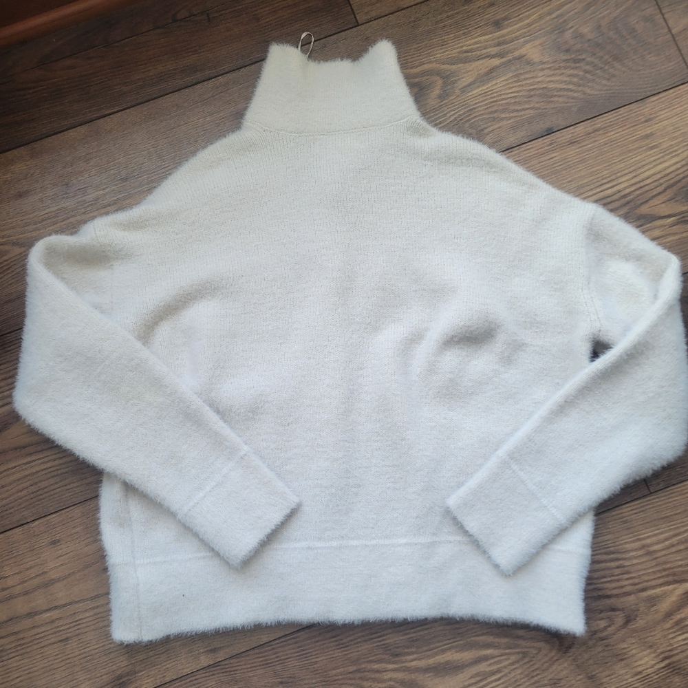 Jessica Simpson Cream Slightly Cropped Button Front Sweater Size Small - Picture 3 of 5